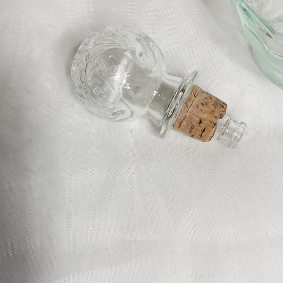 Vintage Daisy Green clear Glass Decanter pitcher cork stopper. - Picture 7 of 13